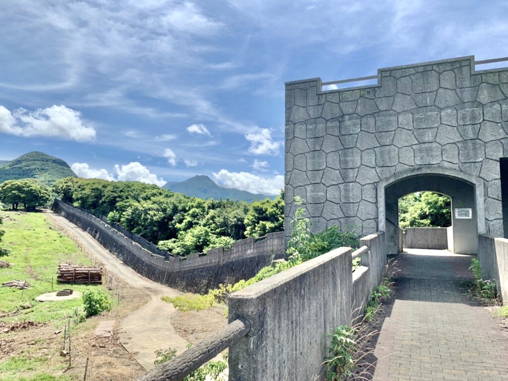 万里の長城のような長崎県雲仙市牧場の里あずまの建物