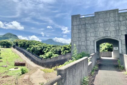 万里の長城のような長崎県雲仙市牧場の里あずまの建物